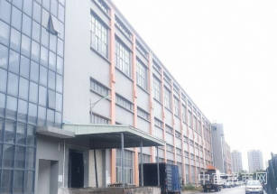 震雄工業(yè)園坪山震雄工業(yè)園機(jī)械廠房出租，單層層高12米，可架10噸行車